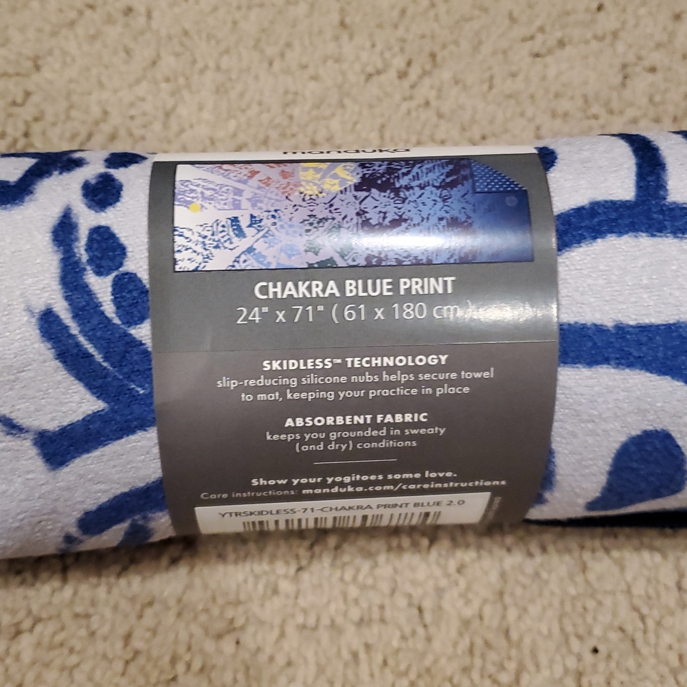 manduka yogitoes Skidless Yoga Mat Towel in White and Navy - Picture 2 of 2